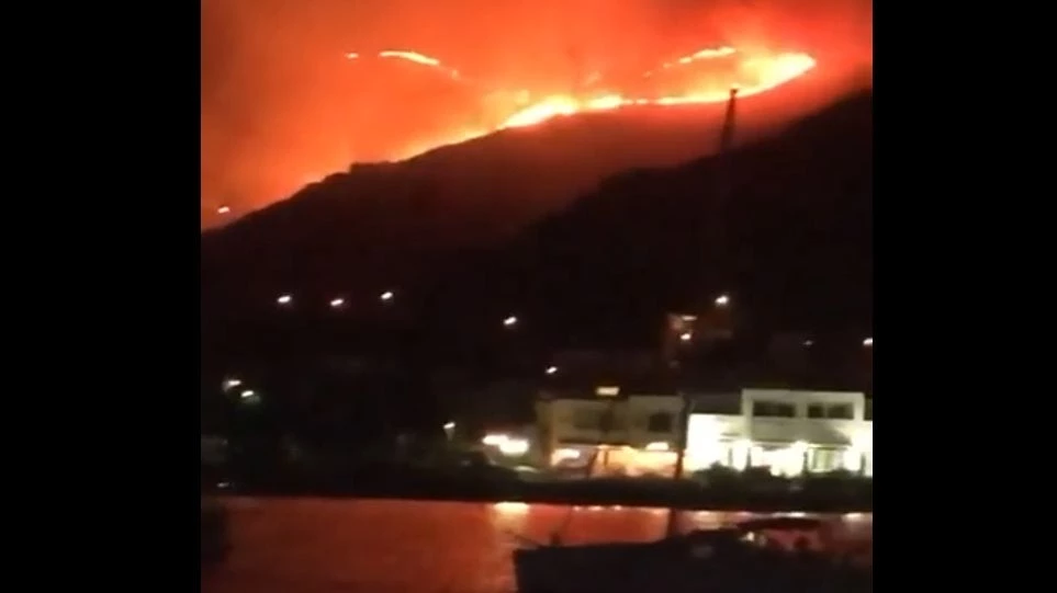 ΕΚΤΑΚΤΟ: Μεγάλη πυρκαγιά στη Τζιά – Σε δασική έκταση